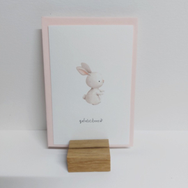 Wenskaart met schattig konijntje, gefeliciteerd