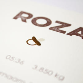 Roza - Trendy geboortekaart met babykleertjes in warme kleuren