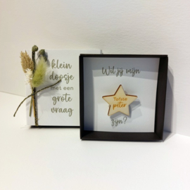 Schuifdoosje met houten badge en bloemen - vraag peter