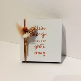 Schuifdoosje met houten badge en bloemen - vraag meter