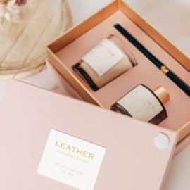Pink Leather Porcelain Peony Gift Pack | Luxe Diffuser en Kaars voor Meter