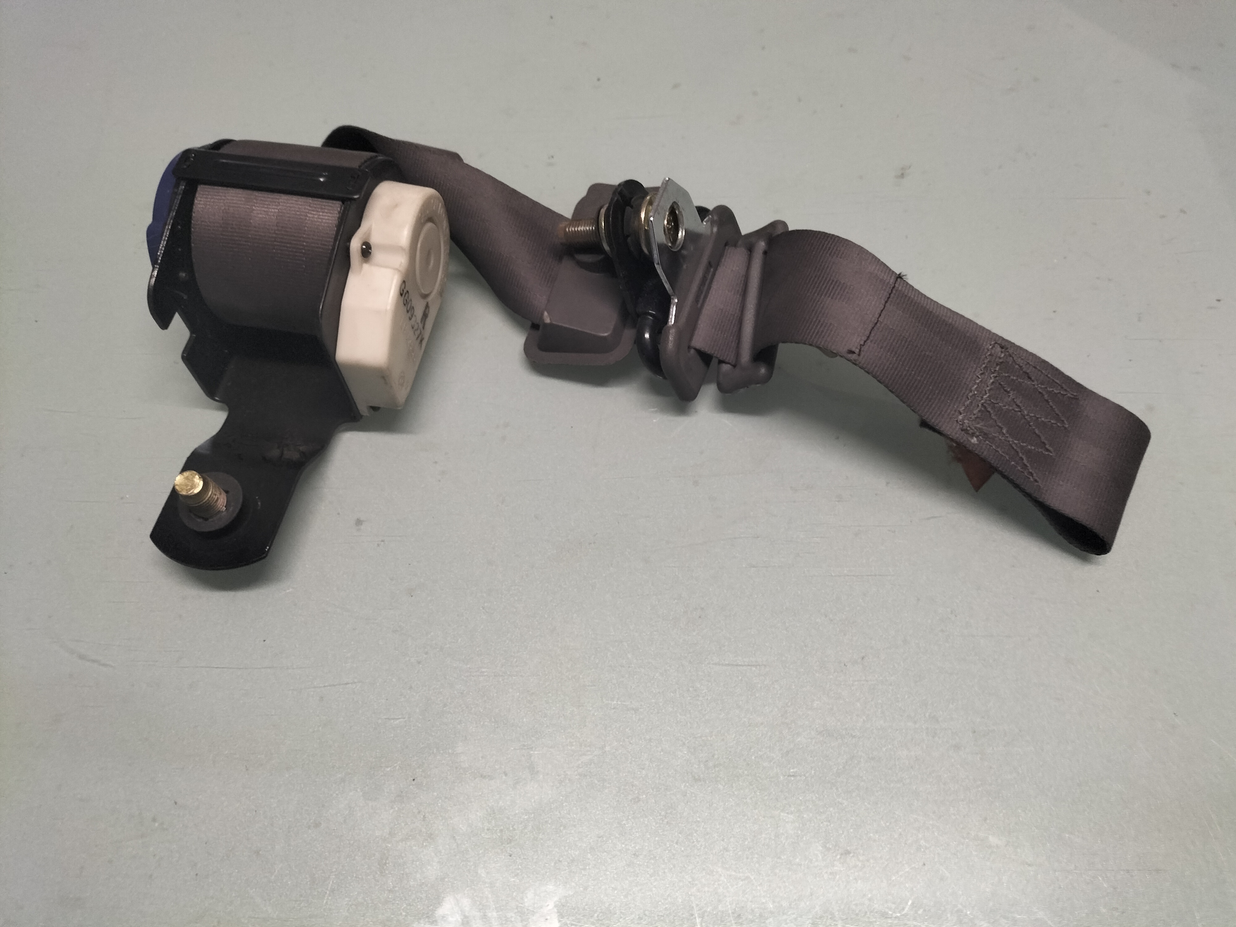 Veiligheidsgordel linksvoor Nissan 86841-22B00 Gebruikt.