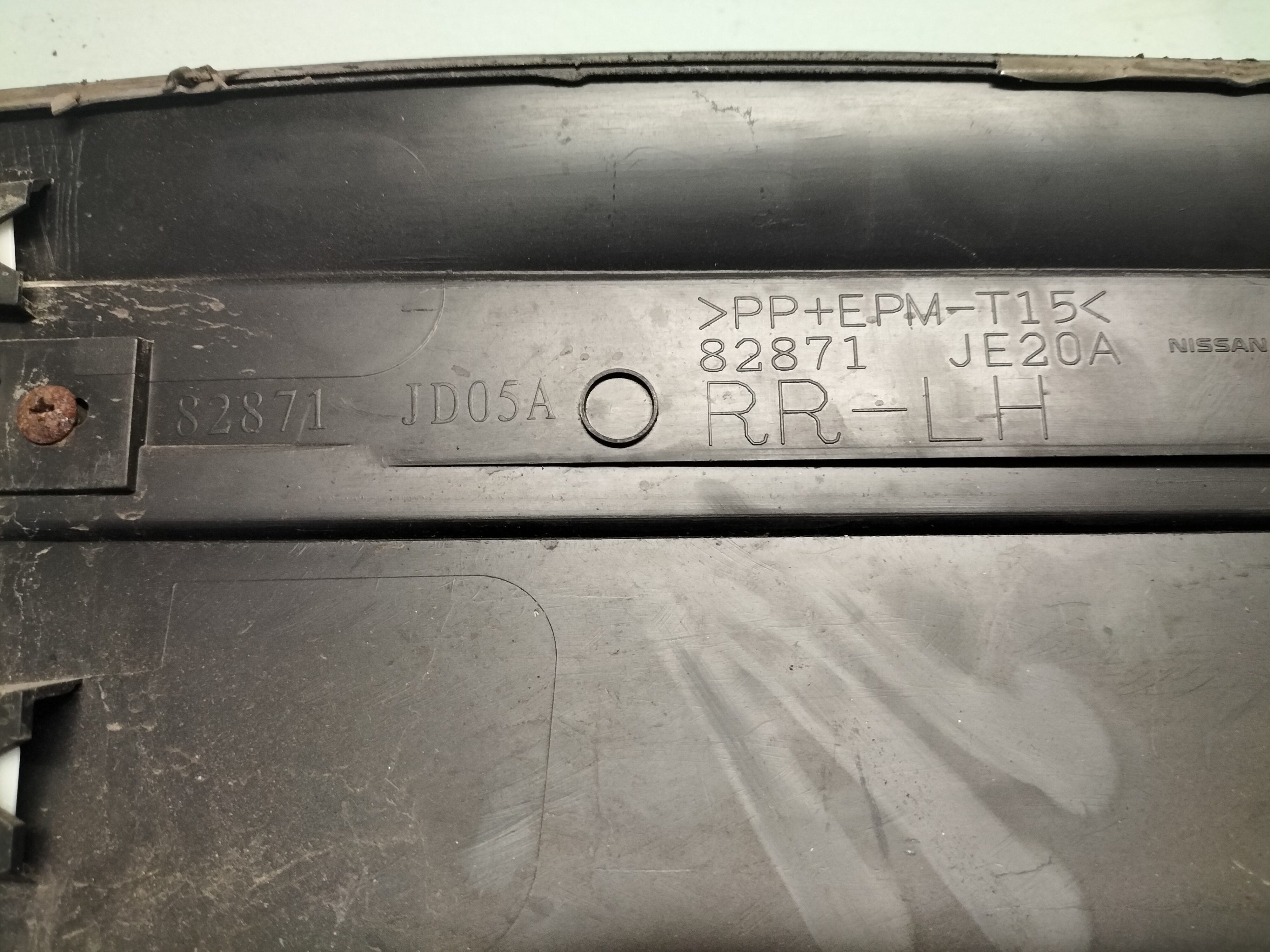 Sierstrip portier linksachter Nissan Qashqai J10 82871-JE20C Gebruikt.
