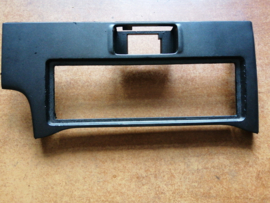 Afdekkap radio Nissan Primera P11 28074-9F600 Gebruikt.