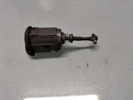 Deurslot linksvoor Nissan Primera P12 80601-AV626 (80601-AV625) (SJNTCAP12U0207488) Gebruikt.