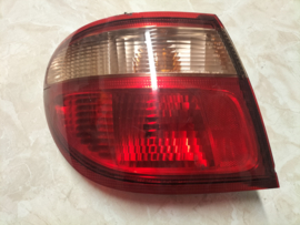 Achterlicht links buitenste Nissan Almera N16 - sedan 26555-5M528 (4880A) Gebruikt.