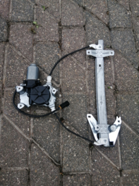 Raammechanisme met motor rechtsachter Nissan Primera P11/ WP11 82700-9F500 Gebruikt.