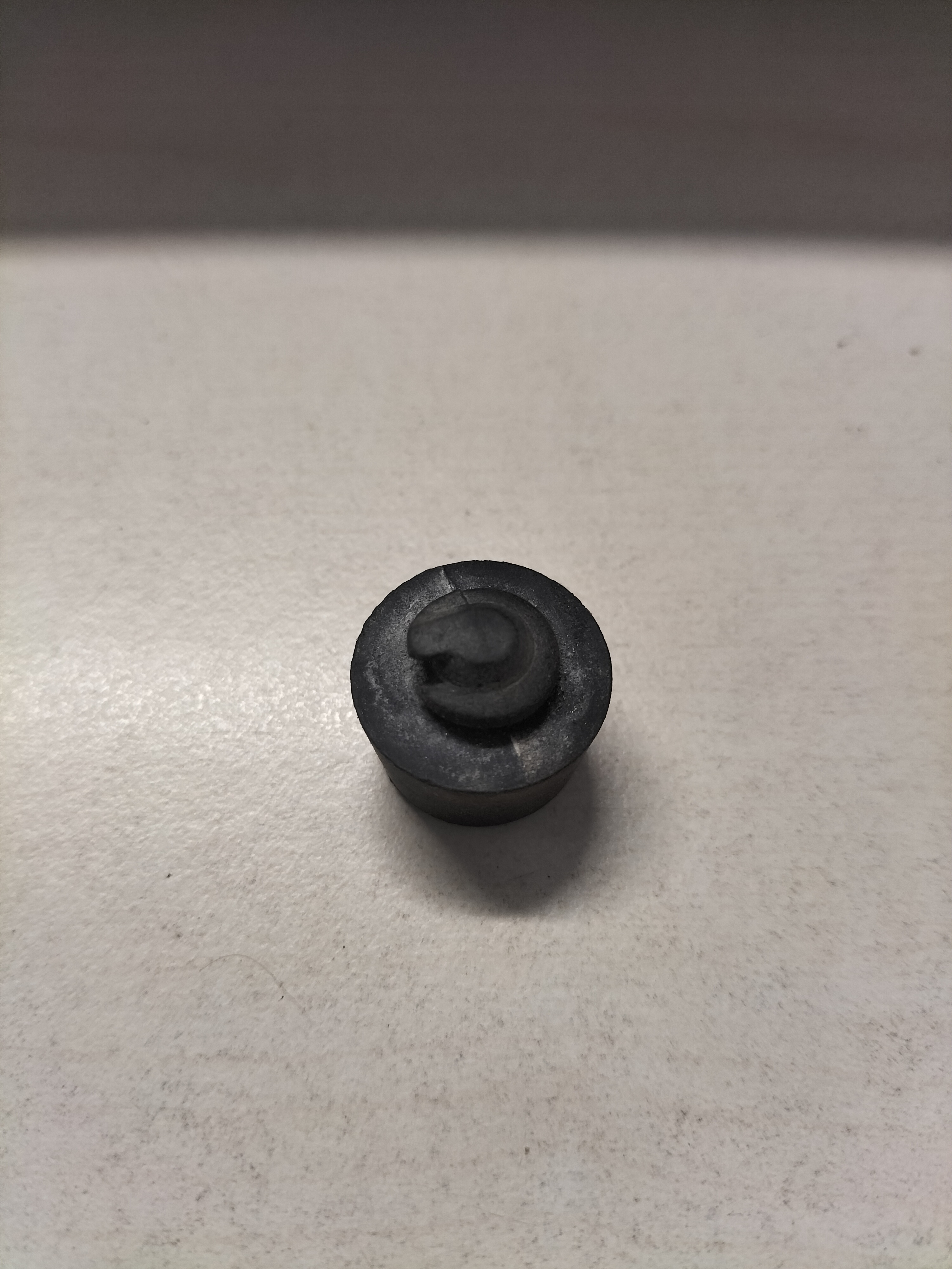 Bumper-rubber. door Nissan 80872-D0101 Used part.