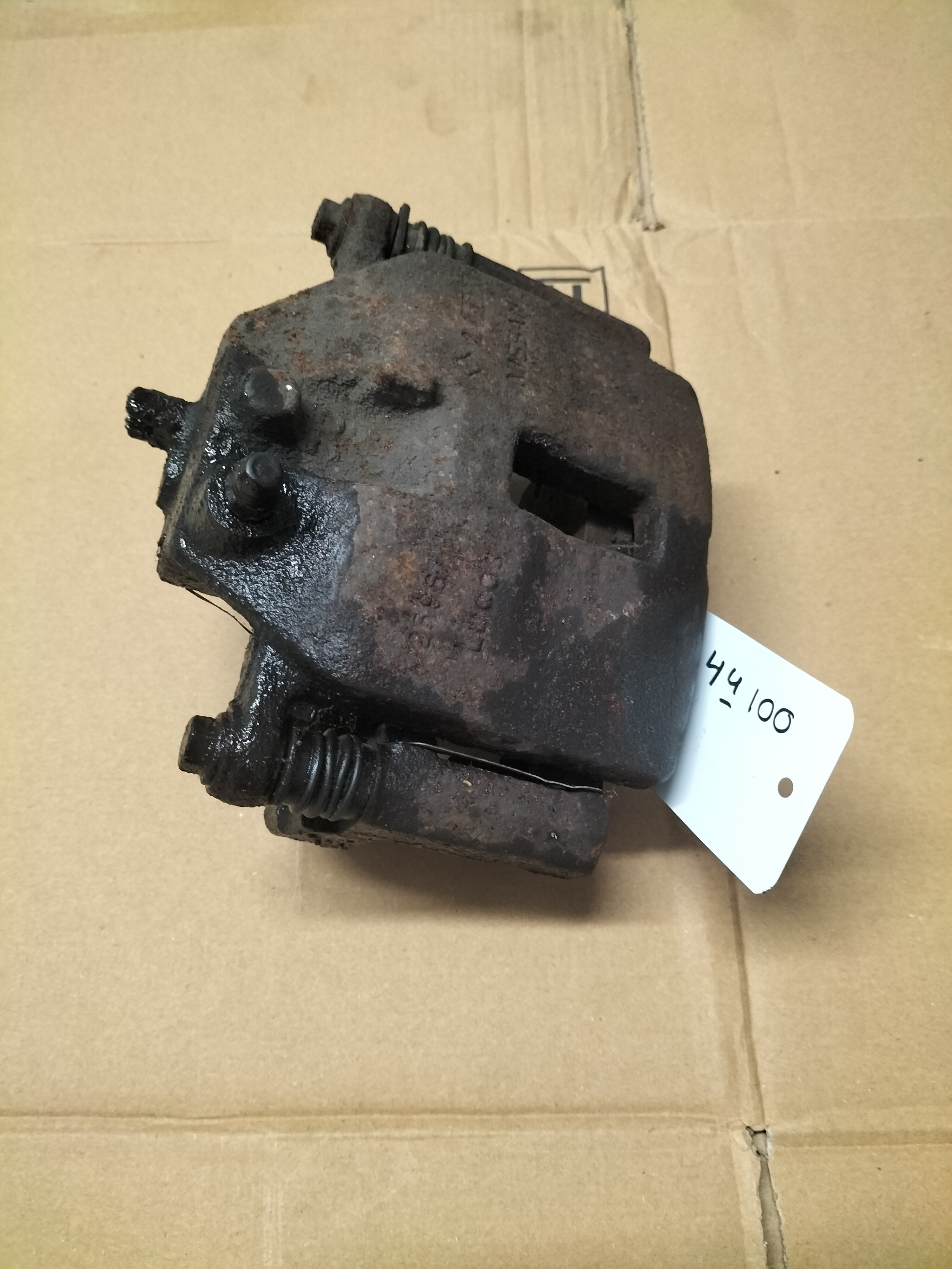 Remklauw linksvoor Nissan 41001-4U100 P12/ V10 Gebruikt.