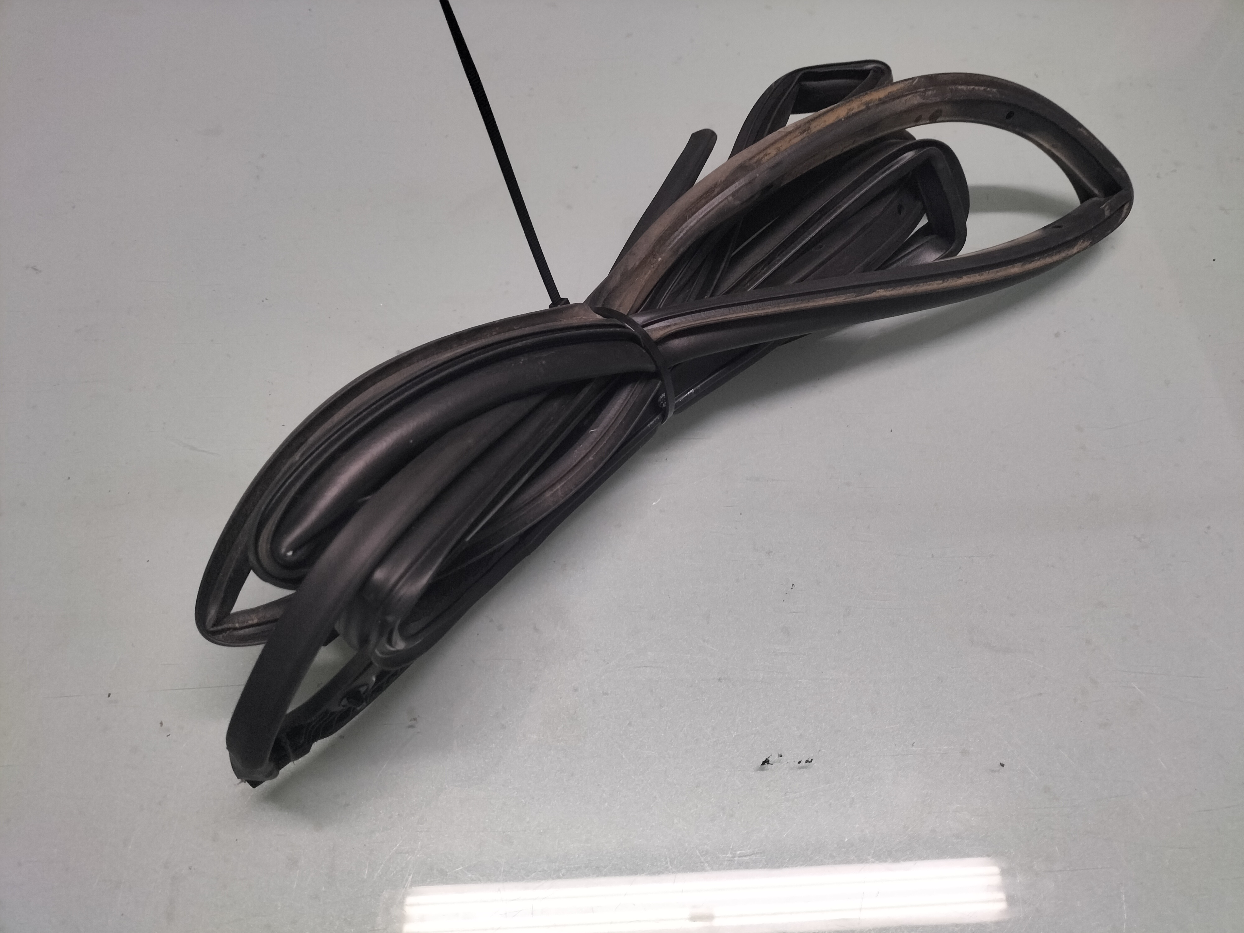 Deurrubber achterportier rechts Nissan Micra K14 82830-5FA0A Gebruikt