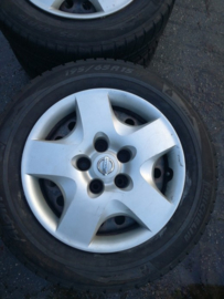 15 inch stalen velgen met winterbanden en sierdoppen 195/65R15 5x114,3 6JJ