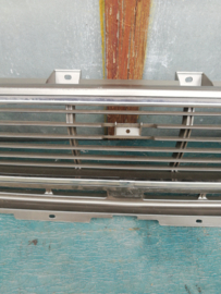 Grille Datsun Sunny B210 Sedan 62302-H???? Gebruikt.