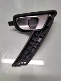 Deurgreep binnenzijde links Nissan Primera P12 80671-BA100 Gebruikt.