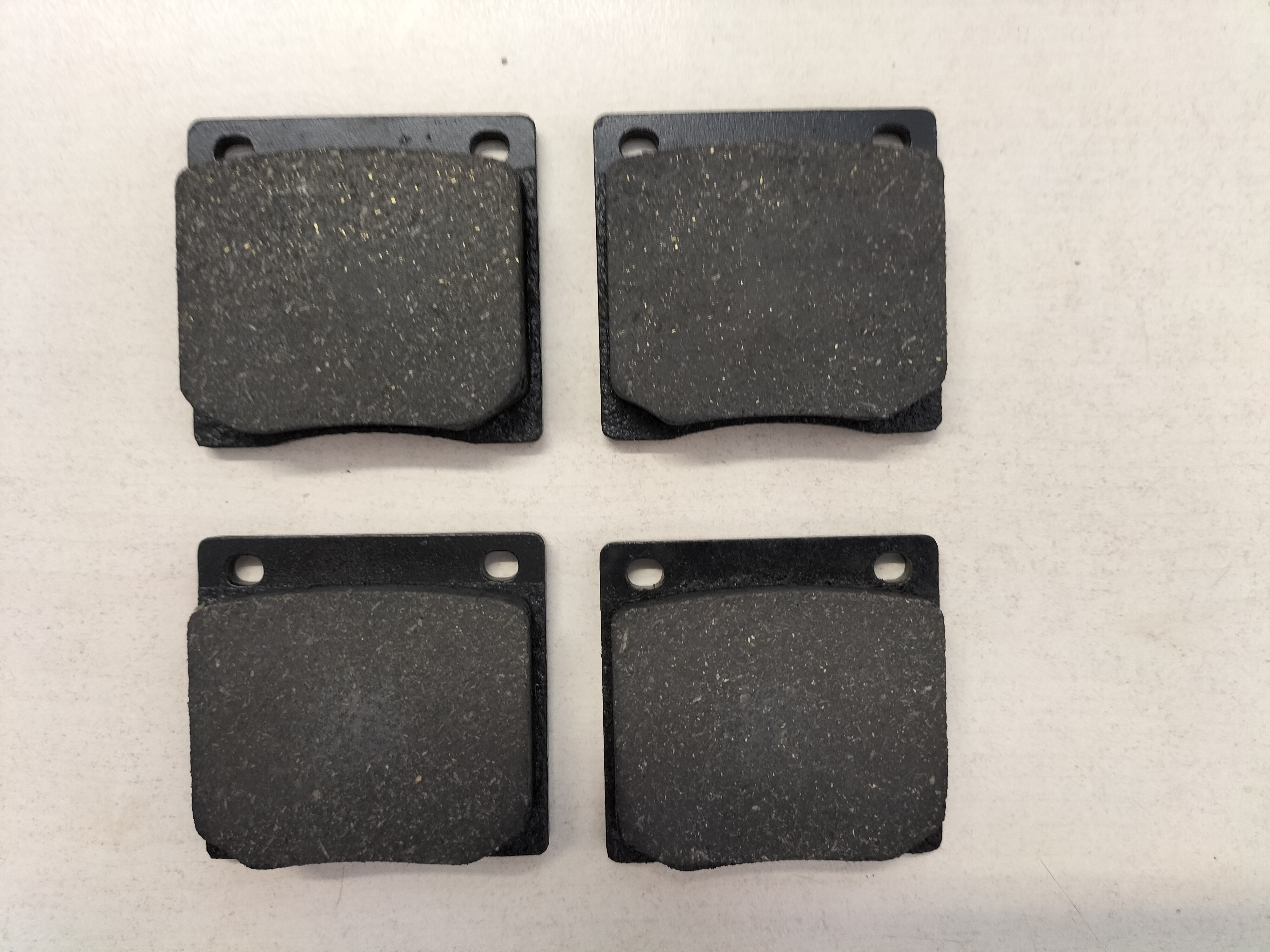 Remblokset vooras Datsun Cherry F10 41060-M4925 Nieuw.