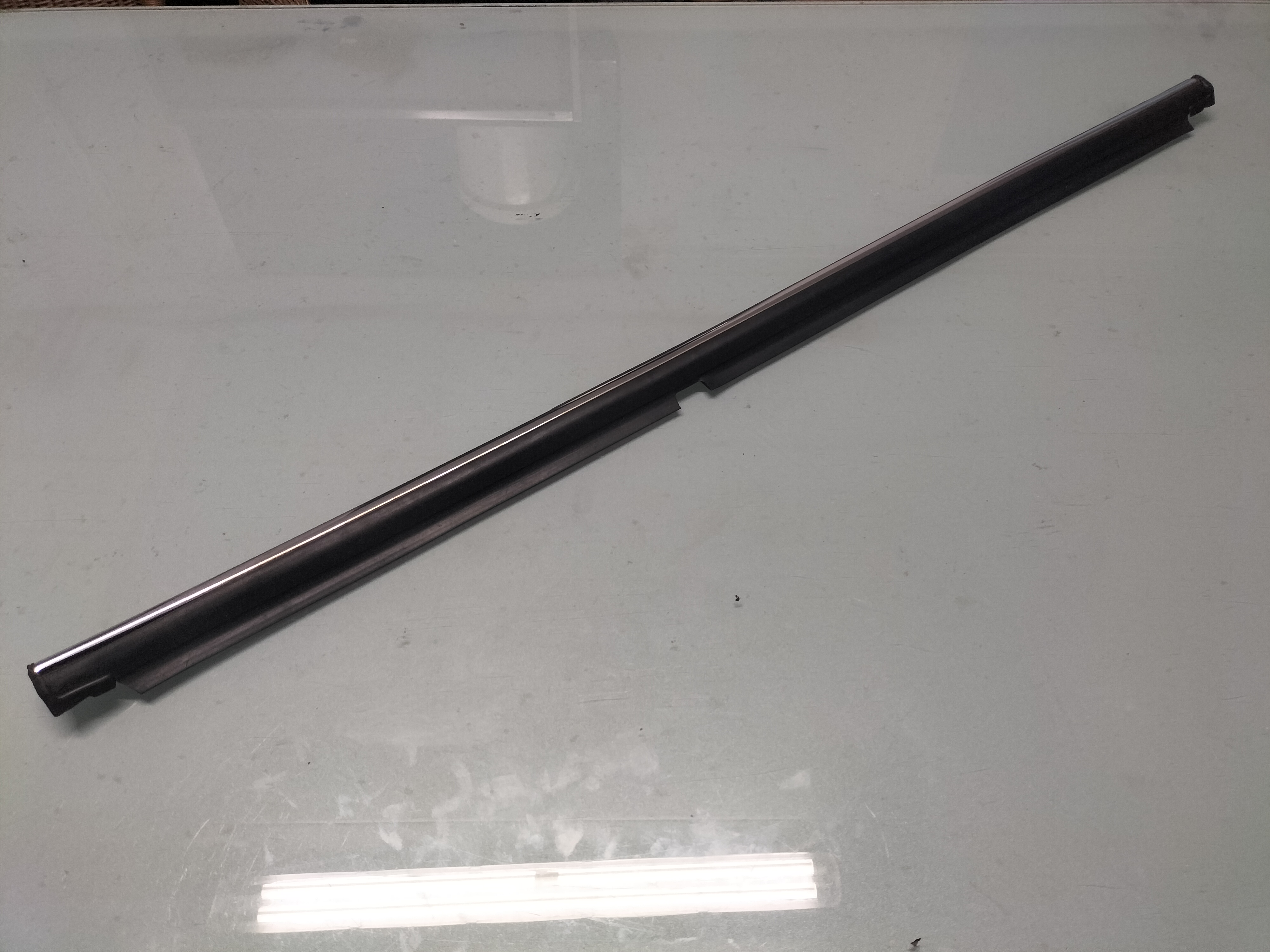 Sierlijst buitenzijde achterportier links Nissan 82821-01A00 Origineel.