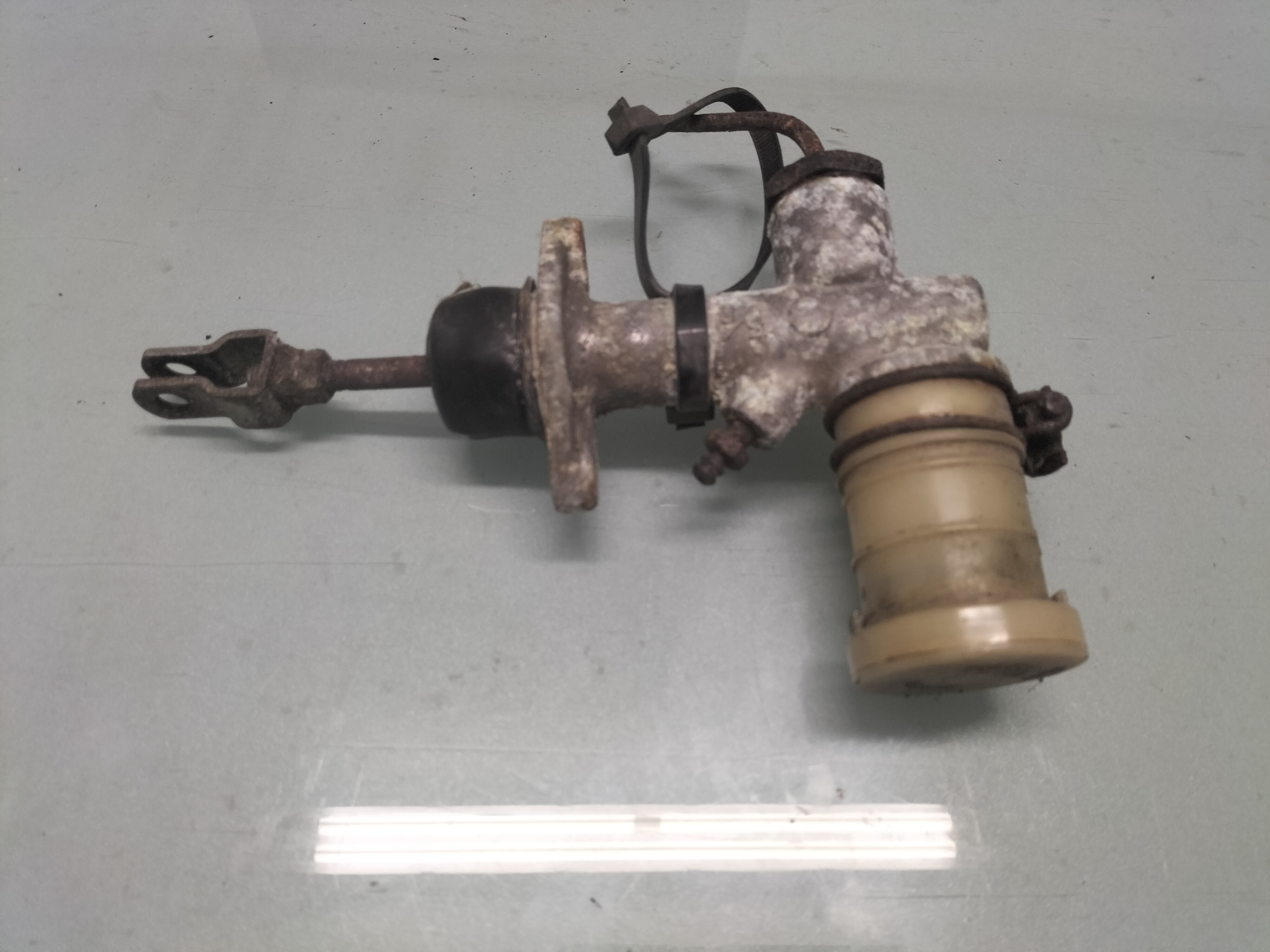 Assy-cilinder clutch master Datsun Cherry E10 30610-M1002 Gebruikt.