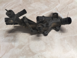 Koelwateruitlaatflens HR09DET/ HRA2DDT Nissan 11060-00Q1D (11060-8635R) C13/ F15/ J11/ K14 Gebruikt.