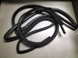 Deurrubber rechtsvoor deurzijde Nissan Micra K14 80830-5FA0A Gebruikt.