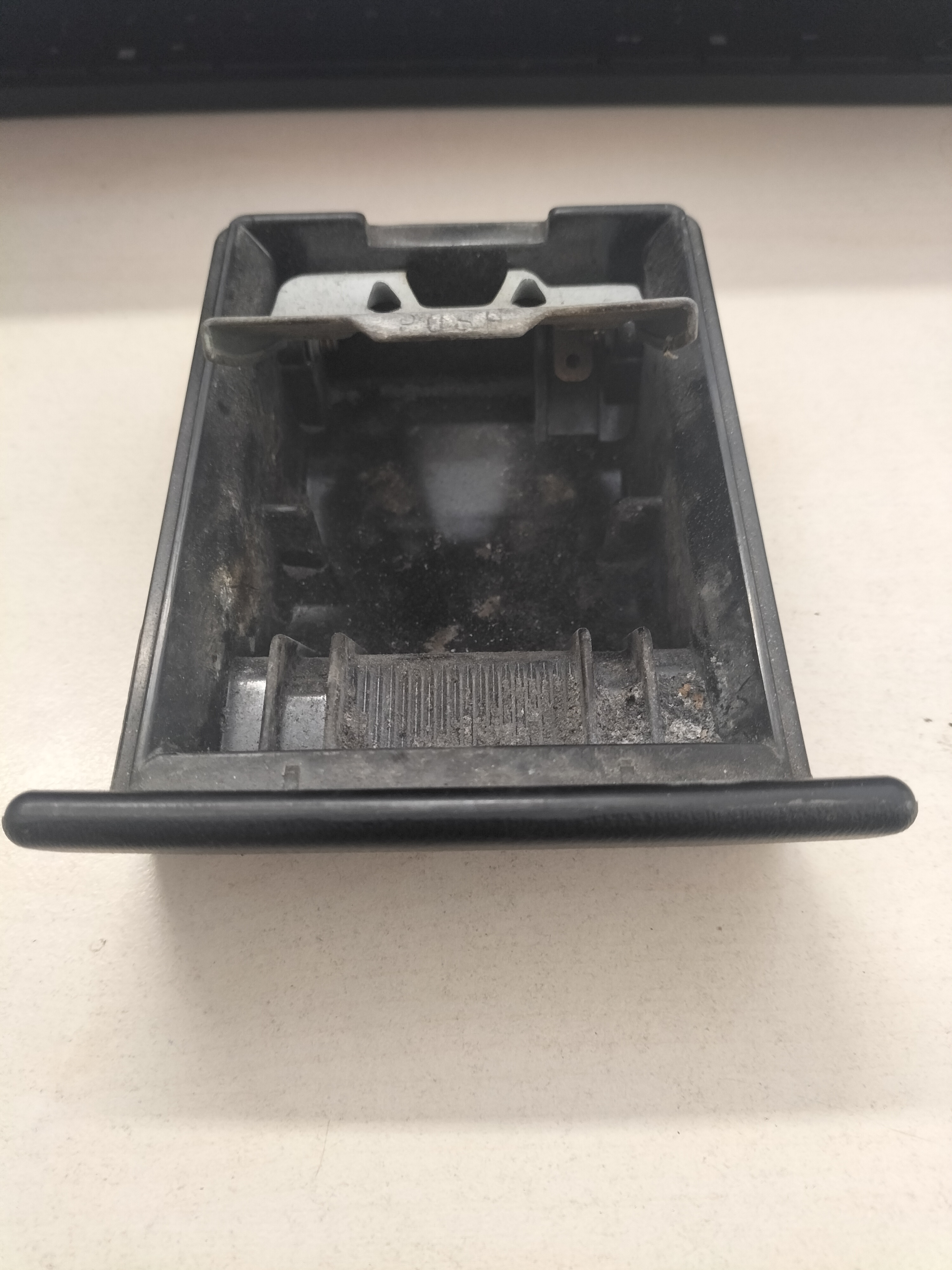 Asbak Nissan Almera N15 68810-0M001 (68800-0M000) Gebruikt.