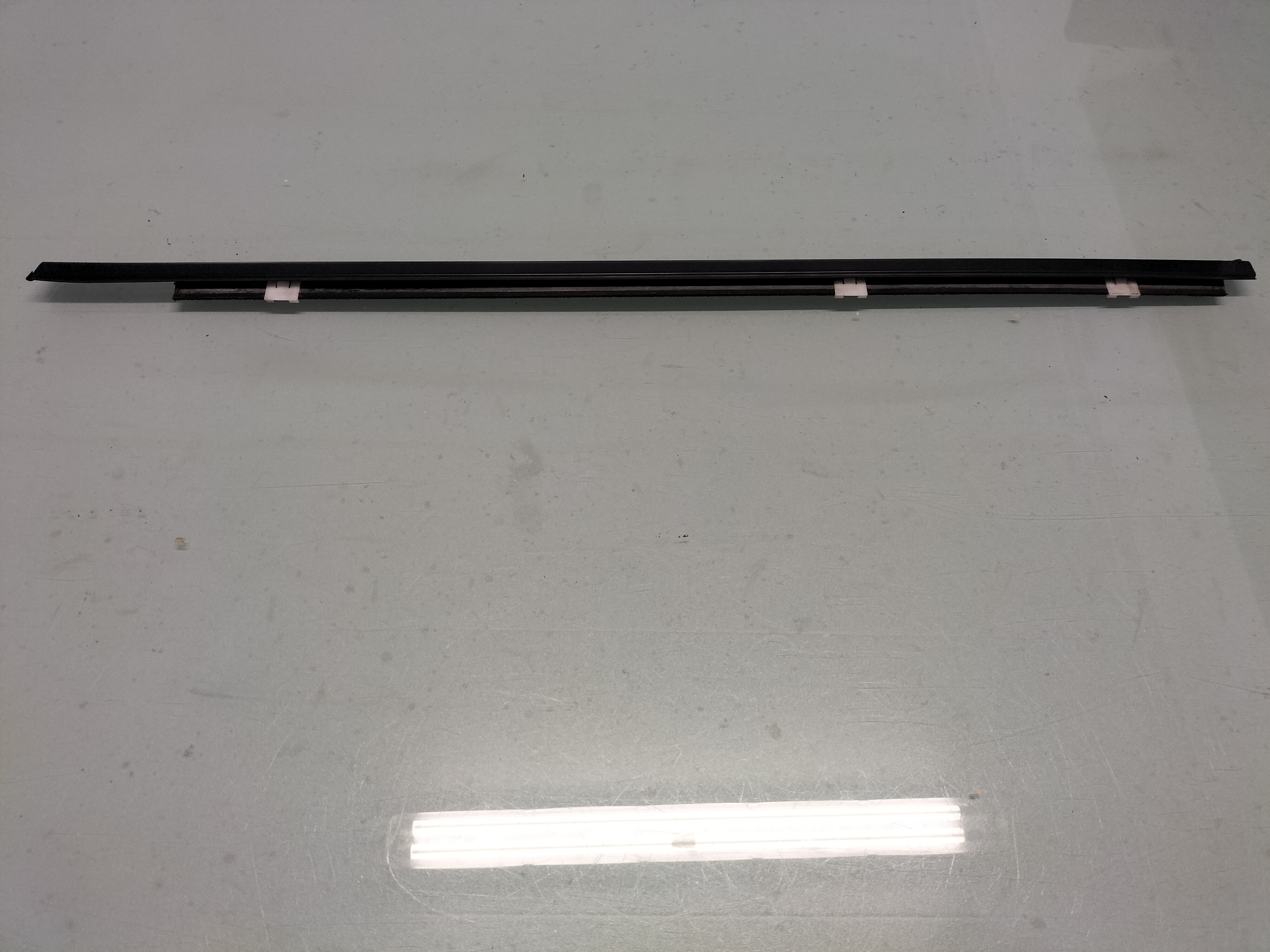Sierstrip portier linksachter Nissan Qashqai J10 82821-JD00A Gebruikt.