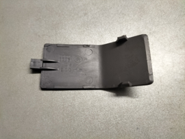 Afdekkap montagebout dashboard midden Nissan Micra K10 68102-21B00 Gebruikt.