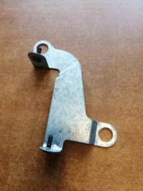 Montagebeugel links airbagmodule bijrijder Nissan Terrano2 R20 68135-8F100 Gebruikt.
