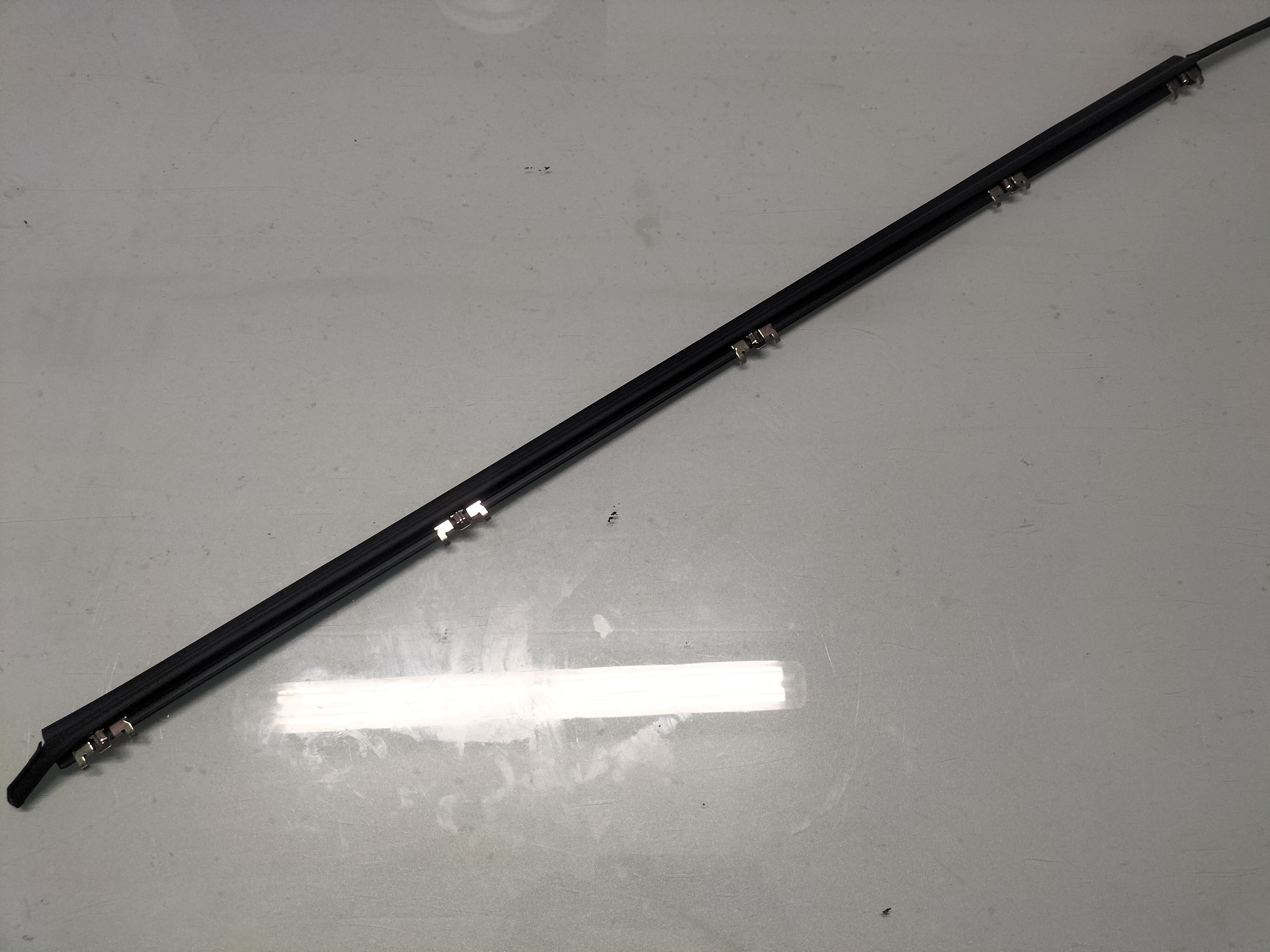 Portierraamgeleider rechtsvoor Nissan 80820-26M03 Origineel.