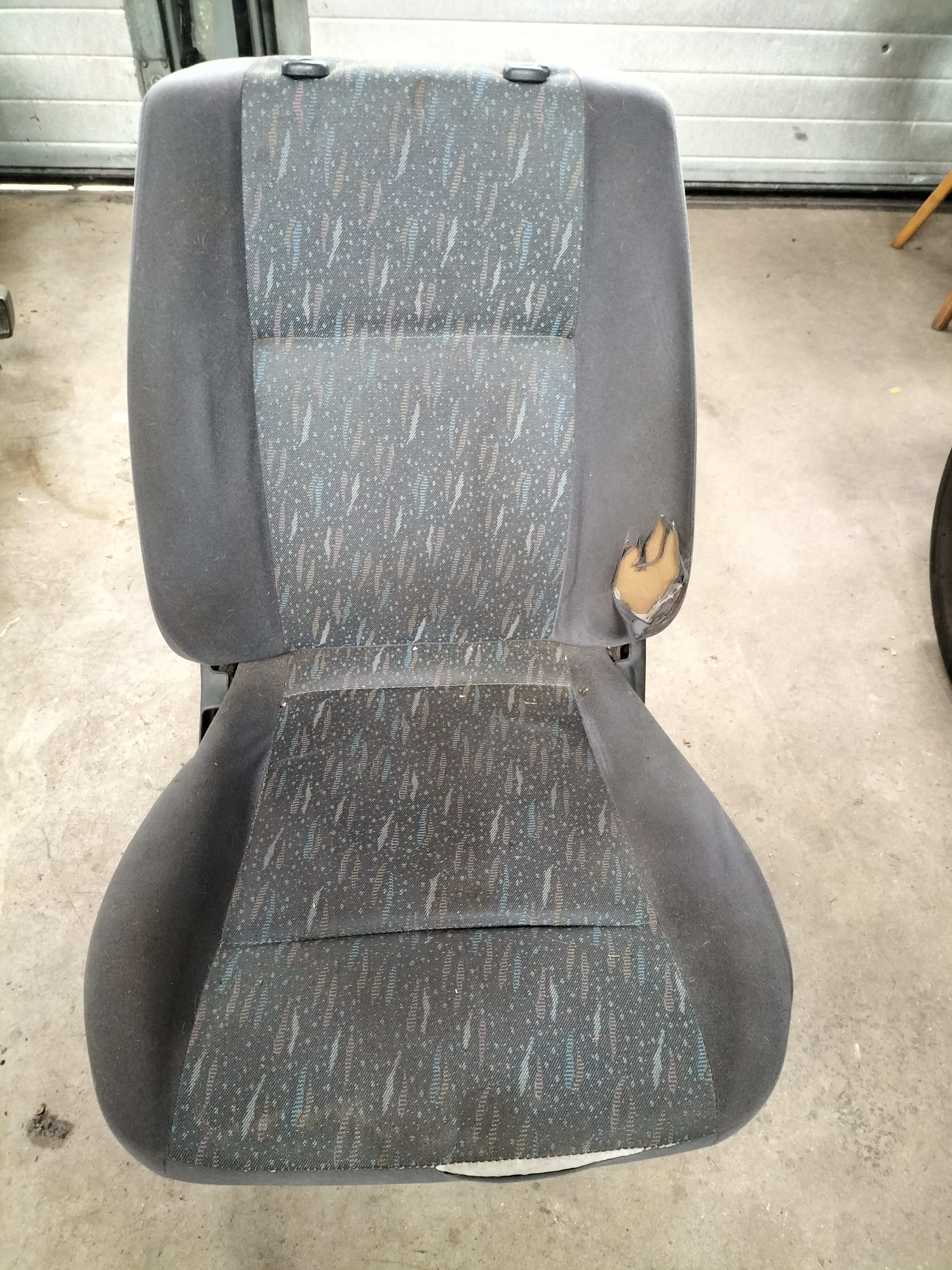 Bestuurdersstoel Nissan Primera P11 87050-2F012 Gebruikt. Lichte schade.