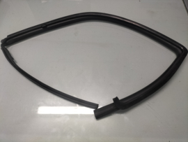 Raamgeleiderubber linksvoor Nissan Almera N15 80331-0N061 Gebruikt.