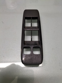 Raambedieningspaneel bestuurderszijde Nissan Primera P12 80960-BA100 (80960-BA000) Gebruikt.