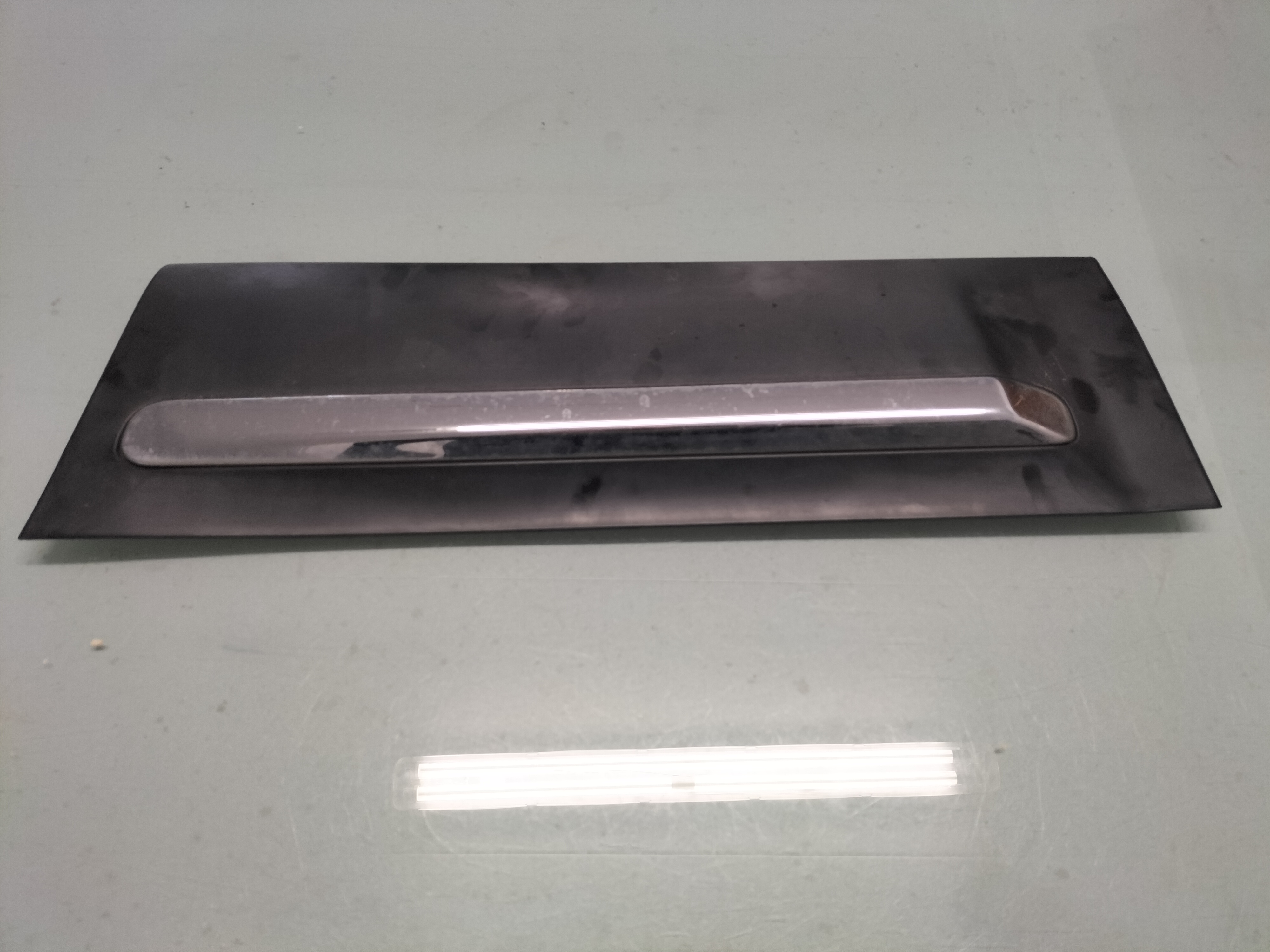 Sierstrip portier linksachter Nissan Qashqai J10 82871-JE20C Gebruikt.