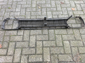 Grille Datsun Cherry F10 sedan 62303-M3903 Gebruikt, lichte schade. Scheur.