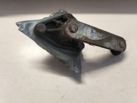 Ruitenwisserdraaipunt links Nissan Sunny N14 28860-50C00 Gebruikt. Met plaatwerk.