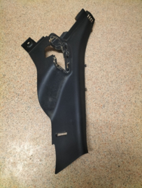 Zijafscherming kofferbak onderste rechtsvoor Nissan Micra K14 84952-5FA1A Gebruikt.
