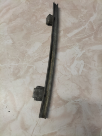 Achterste raamgeleiding rechts Datsun Cherry E10 80250-M1400 Gebruikt.
