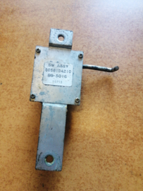 Schakelaar centrale deurvergrendeling links Nissan Bluebird 80581-D4210 T12/ T72 Gebruikt.
