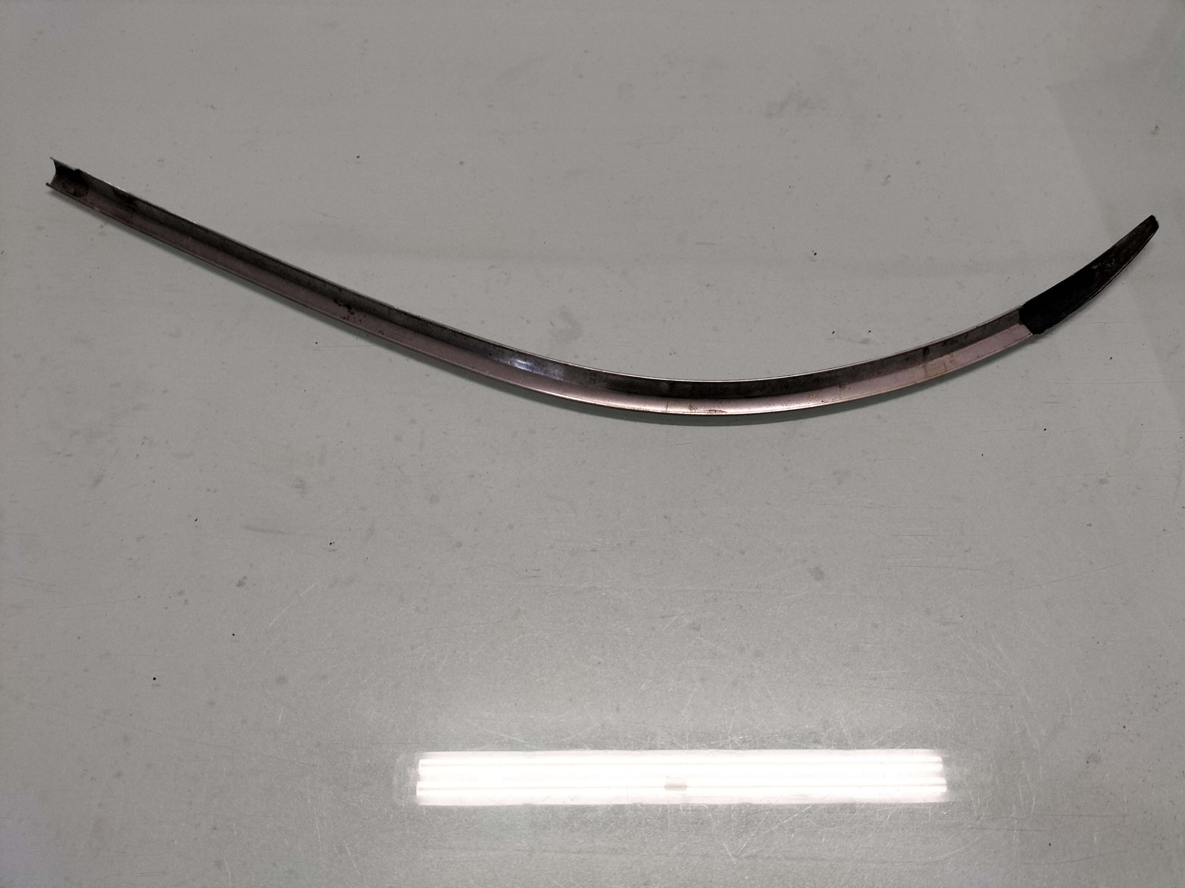 Sierlijst zijraam rechtsachter Datsun Cherry E10 2-deurs Sedan 76810-M0201 Gebruikt.