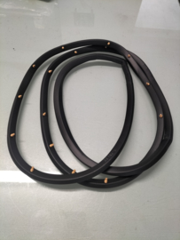 Deurrubber rechtsachter deurzijde Datsun Sunny B210 4-deurs sedan 82830-H5000 Nieuw.