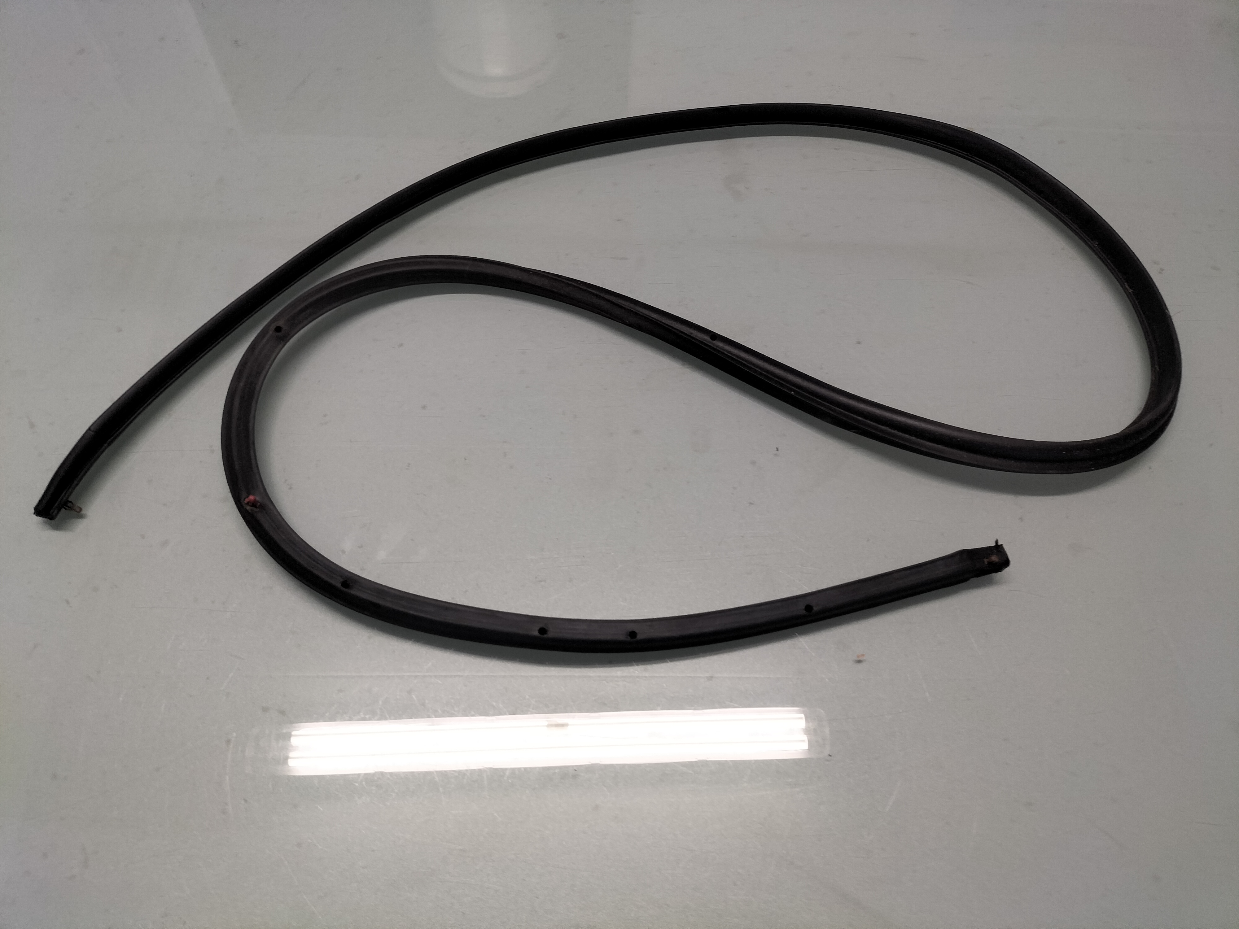 Weatherstrip-front door left-hand Nissan Qashqai J10/ JJ10 80831-JD000 Used part.