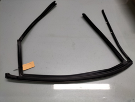 Glass run-rear door window, right-hand Nissan Primera P12 Wagon 82330-AV700 Used part.
