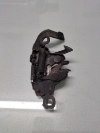 Motorkapslot Nissan Primera P12 65601-AU800 Gebruikt.