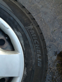 15 inch stalen velgen met winterbanden en sierdoppen 195/65R15 5x114,3 6JJ