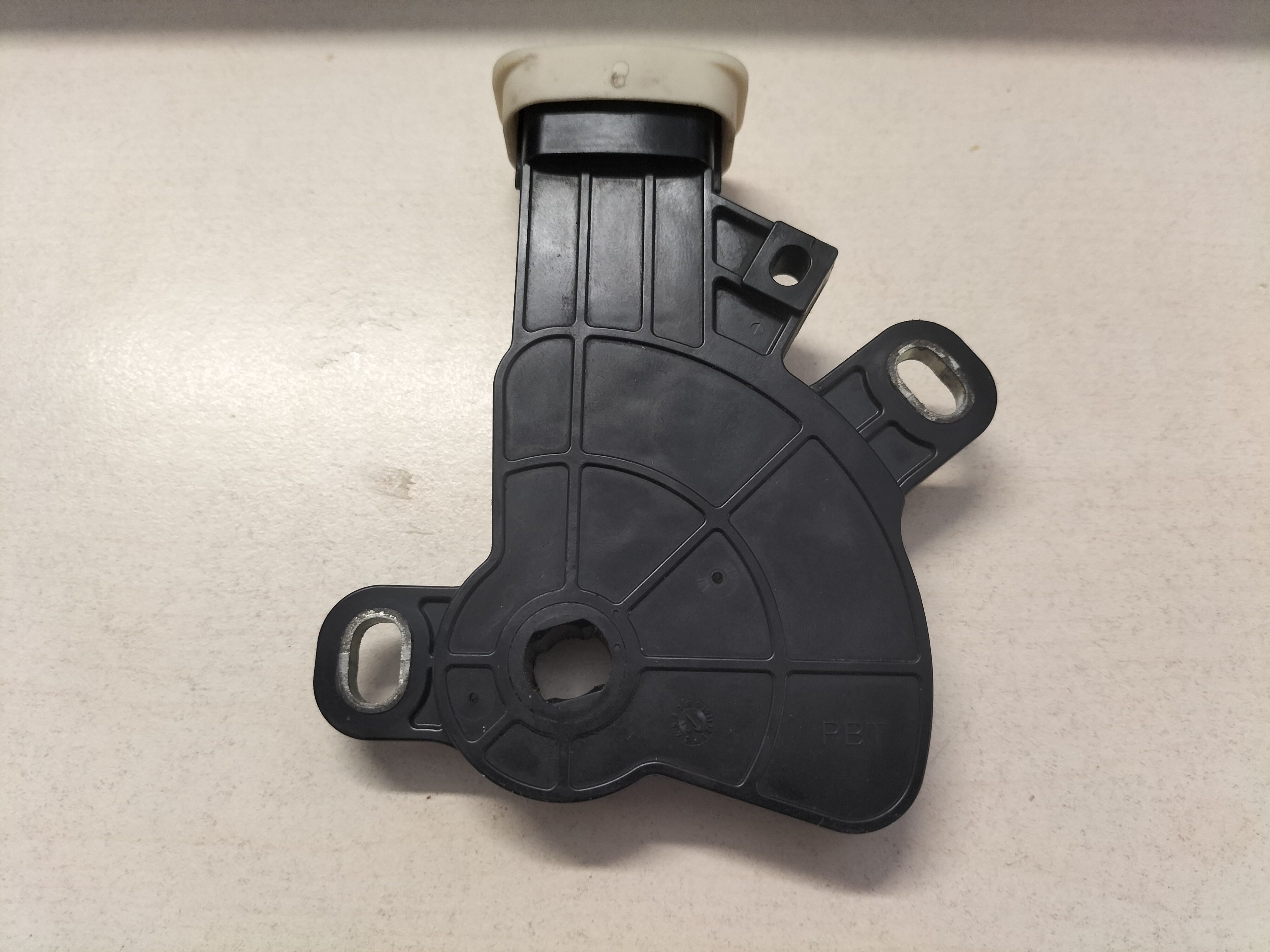 Neutraalpositieschakelaar automaatbak Nissan 31918-1XK0A C13/ F15/ J10/ JJ10/ K13/ T31/ Z51 Gebruikt.