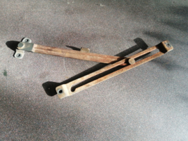 Deuropenhouder achterdeur Nissan Terrano2 R20 90450-0F00A Gebruikt.