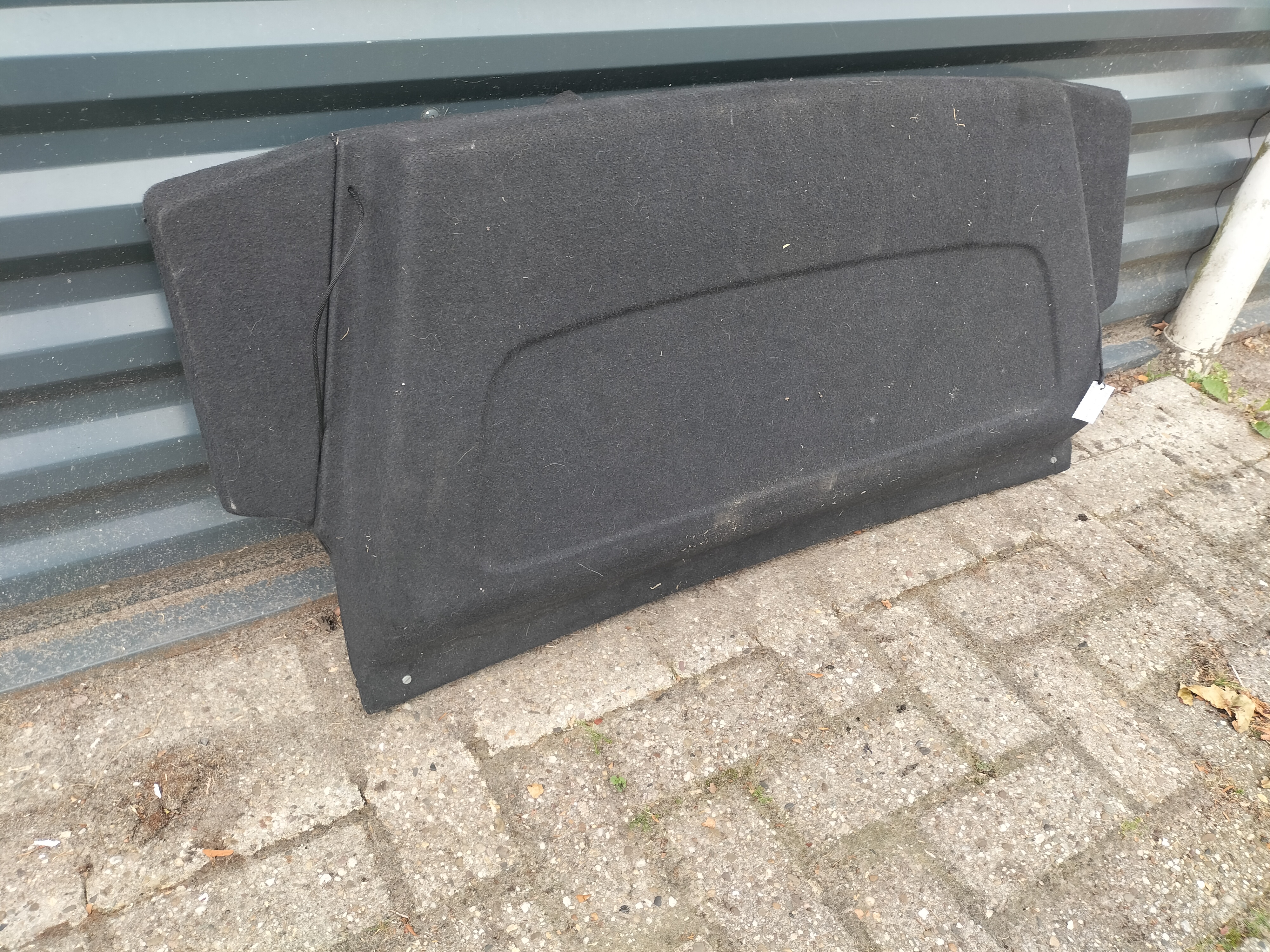 Hoedenplank Nissan Sunny N14 79910-62C00 Zonder speakergaten. Gebruikt, lichte schade.