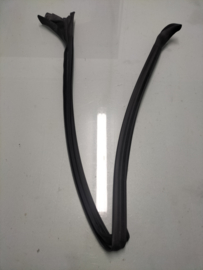 Afwaterrubber voorportier links Nissan Sunny N14 76843-50C00 Origineel.