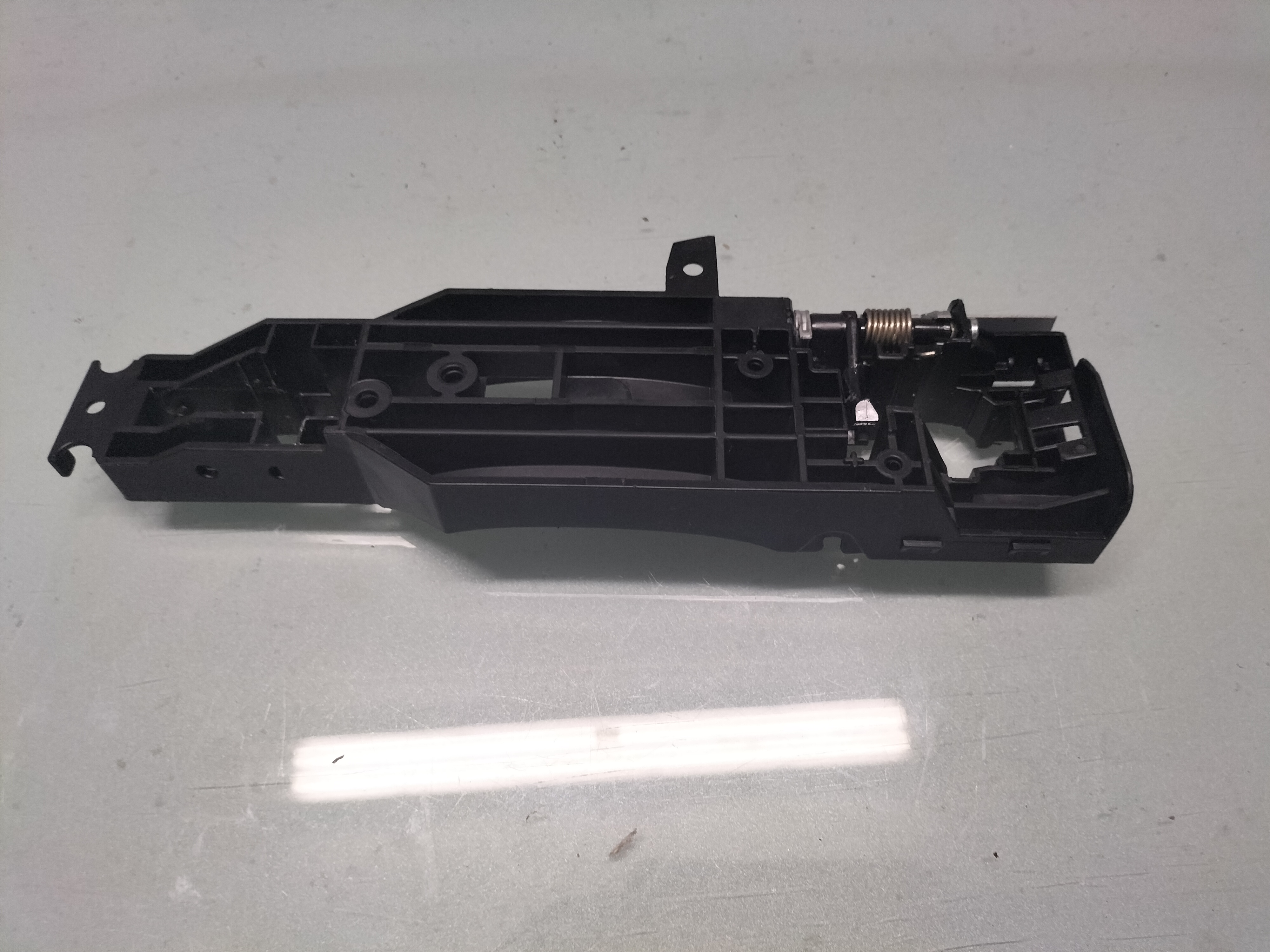Montagesteun deurgreep buitenzijde rechts Nissan Micra K14 80610-5FD0B Gebruikt