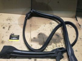 Deurrubber Nissan 100NX B13 76861-63Y00. Linksvoor voertuigzijde