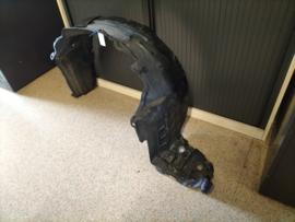 Binnenscherm linksvoor Nissan Primera P12 63841-AV600 Geberuikt.