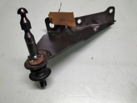 Achterbankscharnier Nissan Primera P12 88606-AV600 Gebruikt.